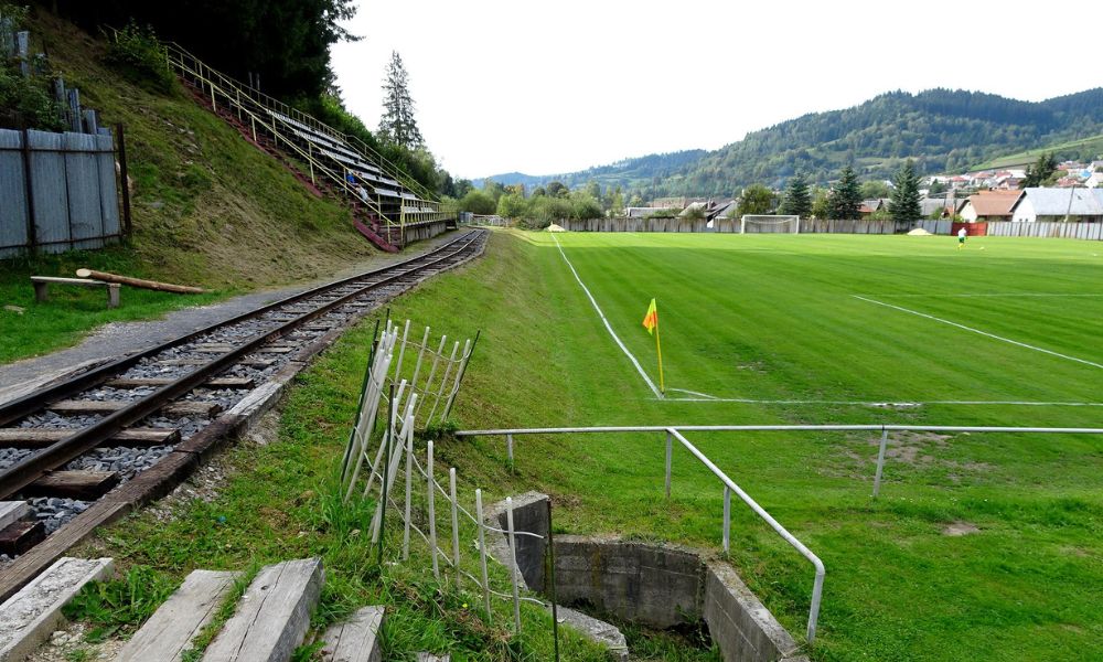 Paisajes del estadio de Eslovaquia que es atravesado por el ferrocarril Čierny Hron.