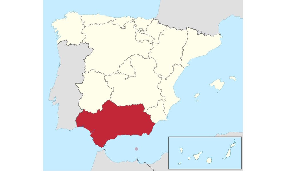 En rojo, el territorio de la comunidad autónoma de Andalucía, que tiene menos costa que la provincia de La Coruña.