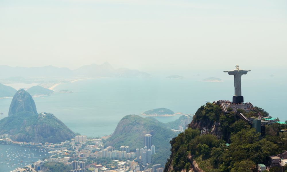 cristo redentor y montañas de río de janeiro