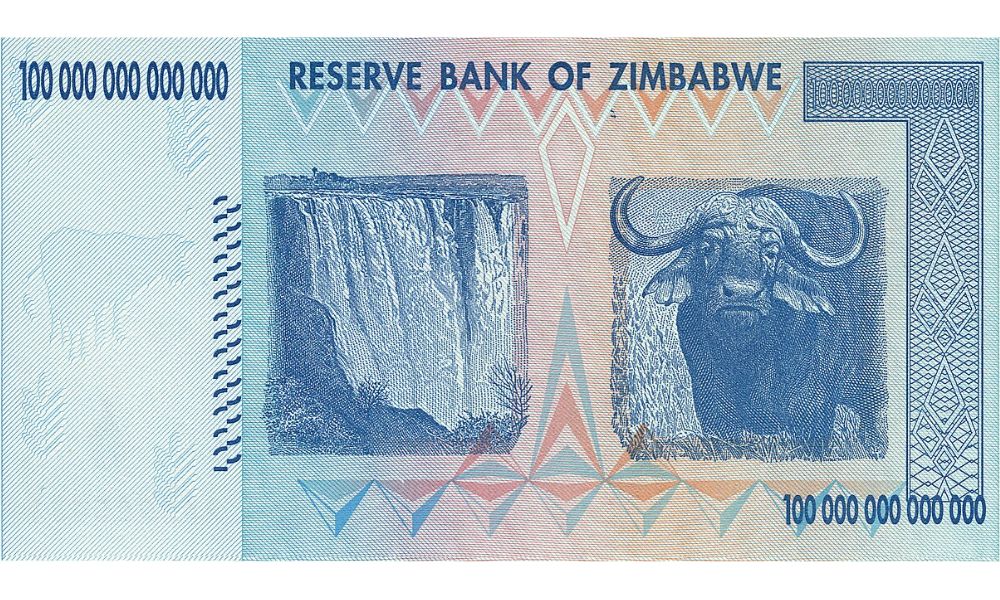 Reverso del billete de 100 trillones de dólares de Zimbabue.