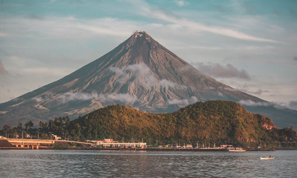 Vista panorámica con el volcán Mayón.