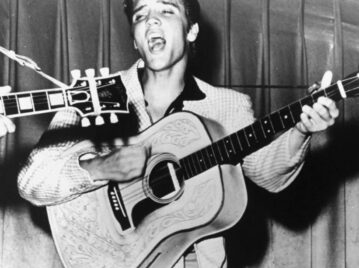 cantante cantando en la radio en vivo foto vieja en blanco y negro