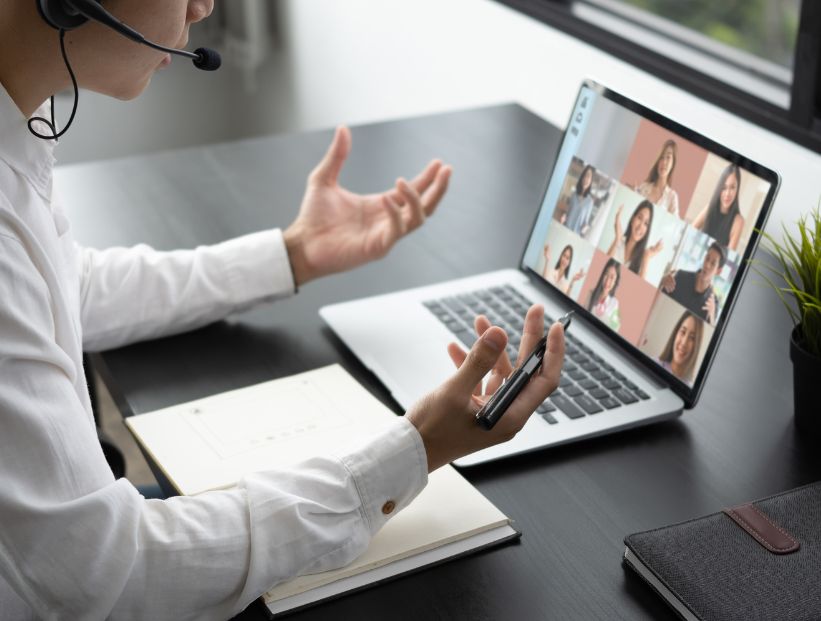 persona en una videollamada frente a la computadora mover las manos