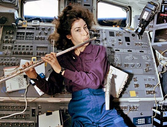 Ellen Ochoa: la astronauta que tocó la flauta en el espacio