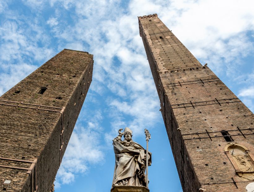 Asinelli y Garisenda, las torres hermanas de Italia que tienen 800 años