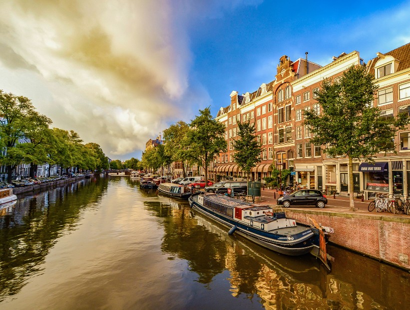 Cuántos kilómetros de canales tiene Ámsterdam