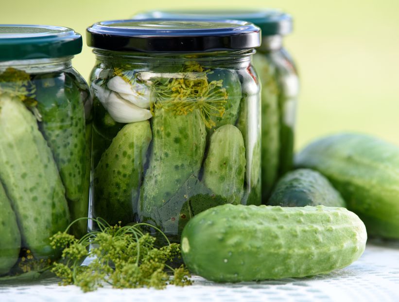 pickle pepinillos en frascos