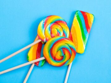 lollypops, chupetines o paletas de caramelo sobre fondo celeste