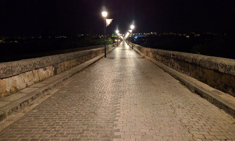 El puente romano de Mérida, de noche.