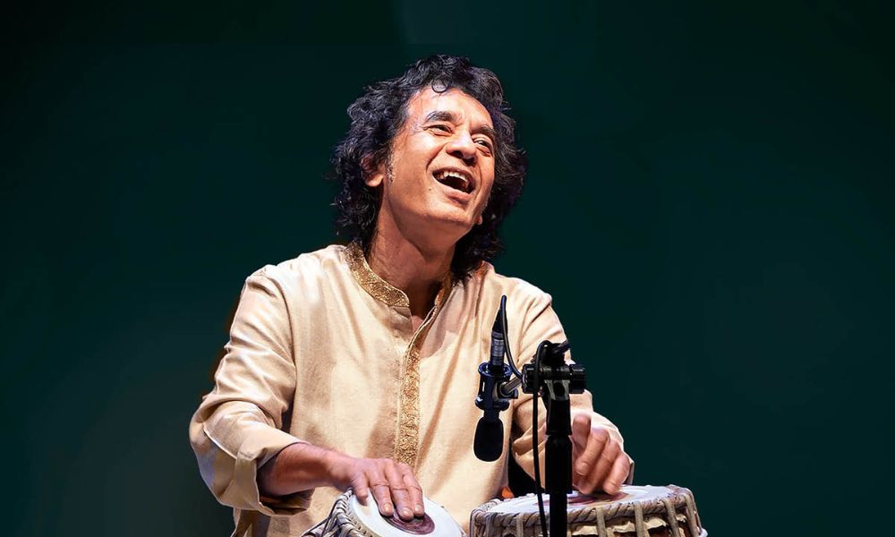 Zakir Hussain y su instrumento.