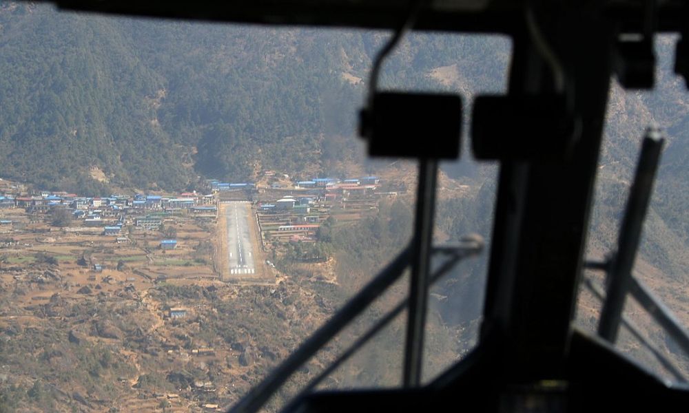 “Tenzing-Hillary”, uno de los aeropuertos más peligrosos del mundo, visto desde un avión.