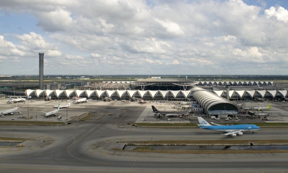 Vista panorámica del aeropuerto con la torre de control de tráfico aéreo más alta del mundo.