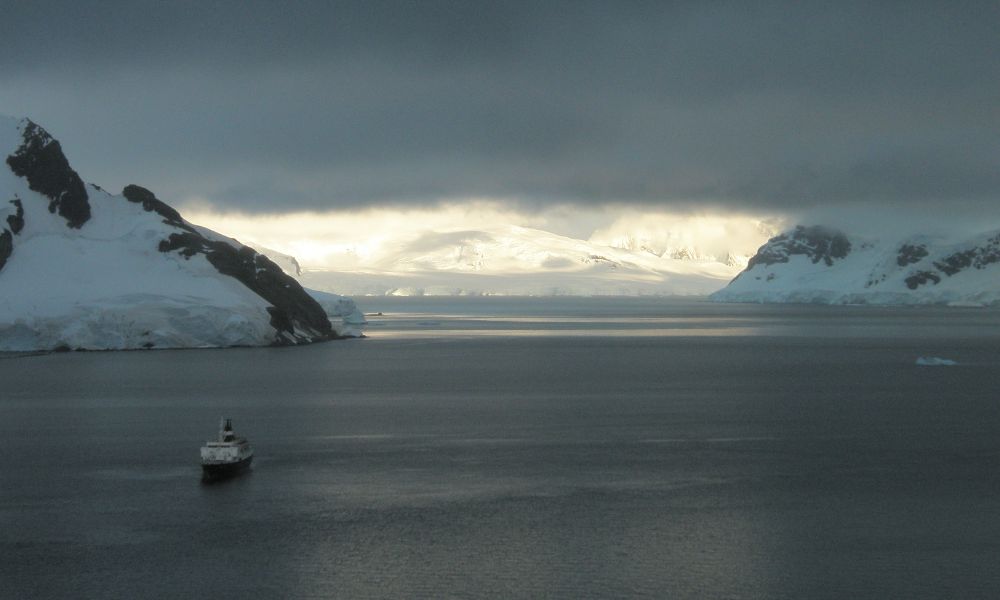 El Lyubov Orlova, abandonado, en 2013.