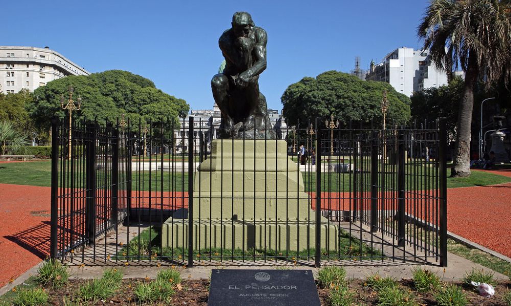 Aspecto de "El Pensador" en el centro de la Ciudad de Buenos Aires.