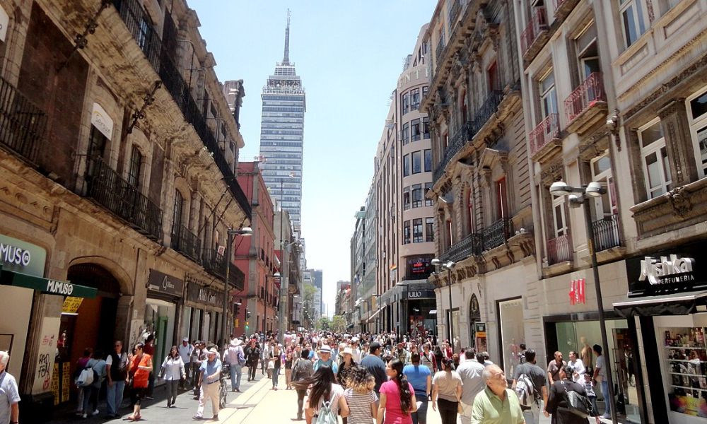 El primer edificio antisísmico del mundo en las calles de México.