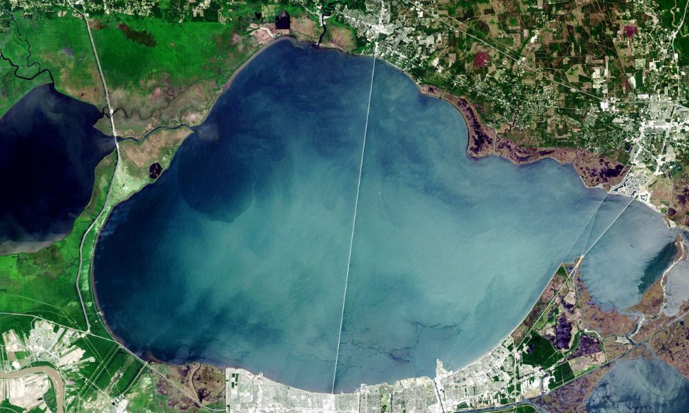 Vista satelital del Lake Pontchartrain Causeway.