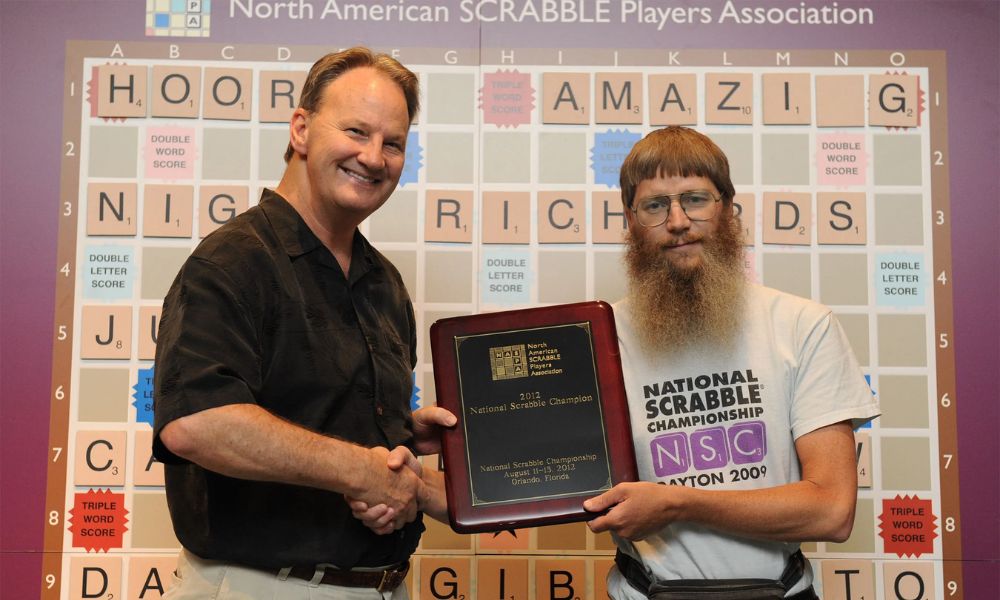 Nigel Richards jugador de Scrabble recibiendo un premio