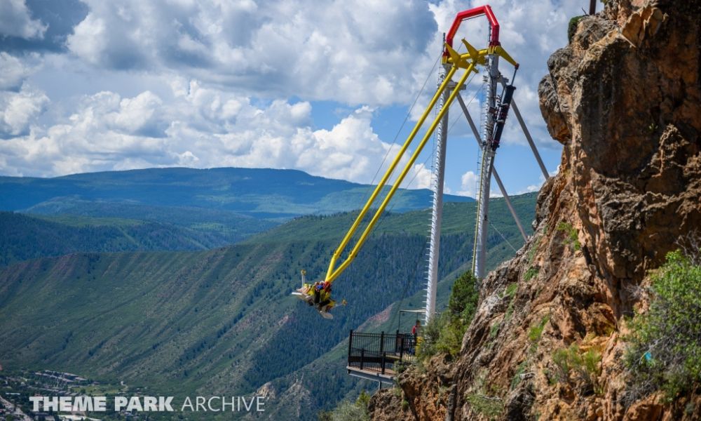 Vistas a la hamaca "Giant Canyon Swing" desde las inmediaciones del parque donde se encuentra.