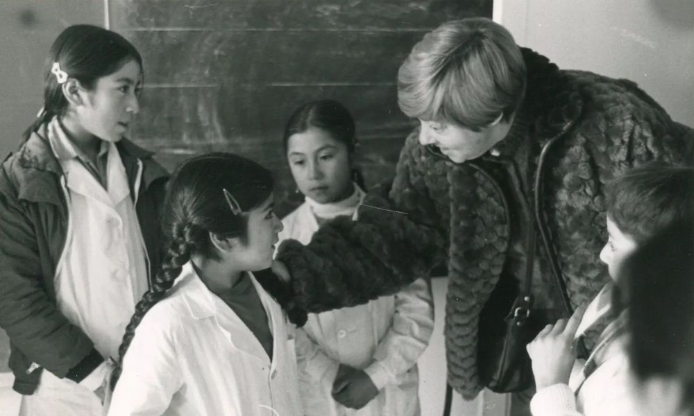 maría elena walsh con nenas estudiantes de primaria