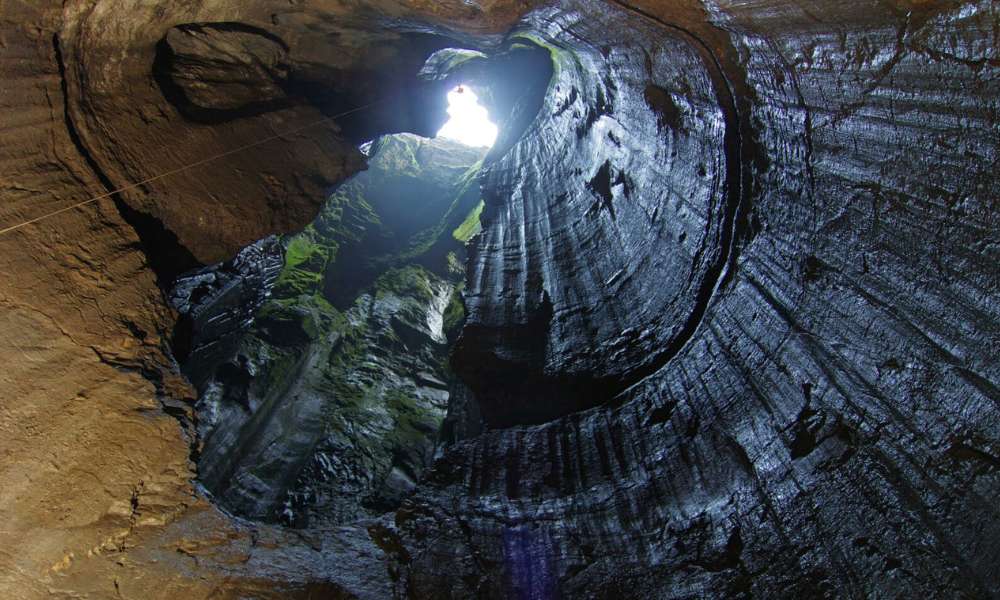 el pozo natural más profundo de España