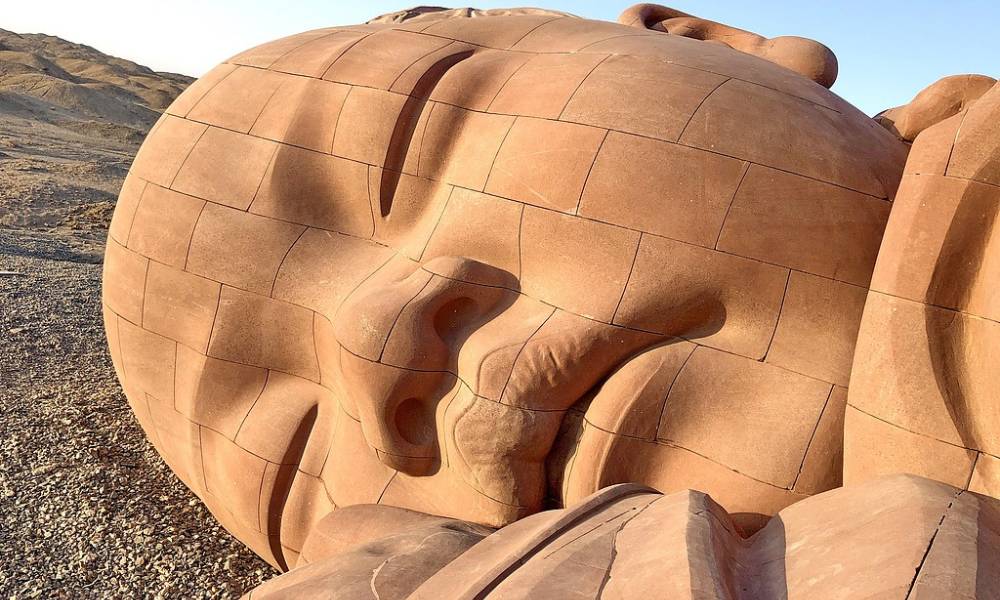 El hijo de la Tierra: la escultura gigante de un bebé en medio del desierto chino