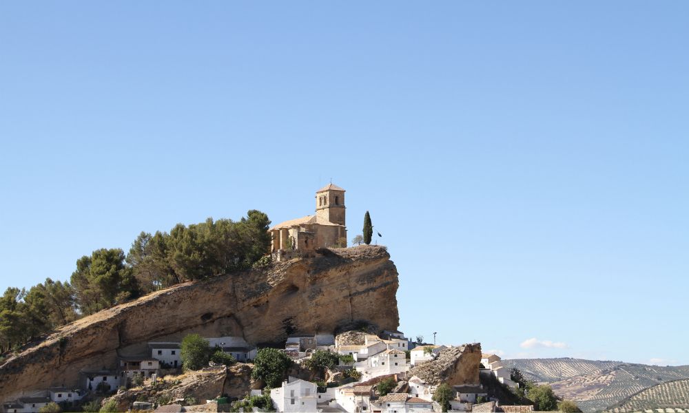 castillo en la cima de un pueblo