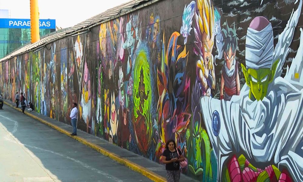 mural de dragon ball en perú