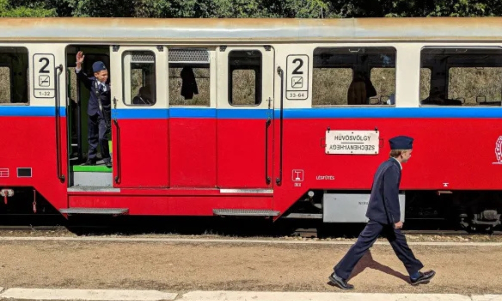 En Budapest hay un tren manejado por niños