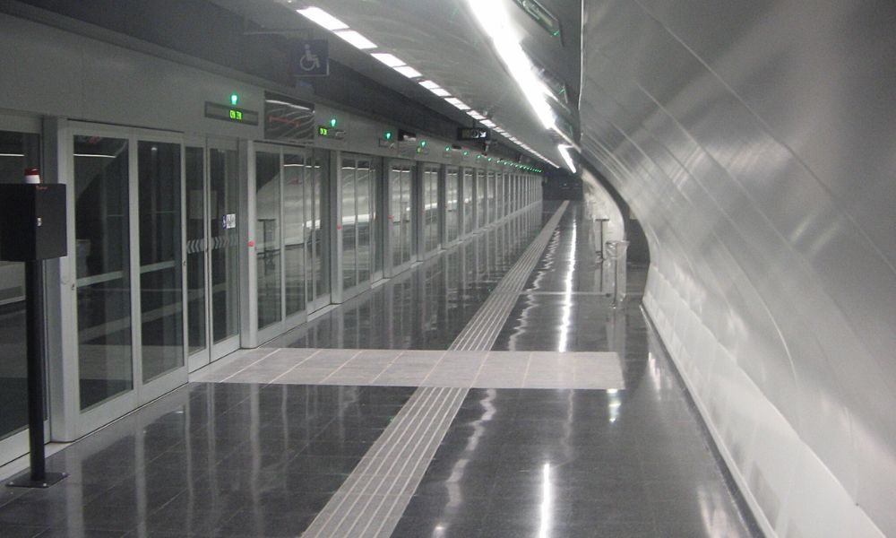 Estación de la primera línea de metro automatizada de España.