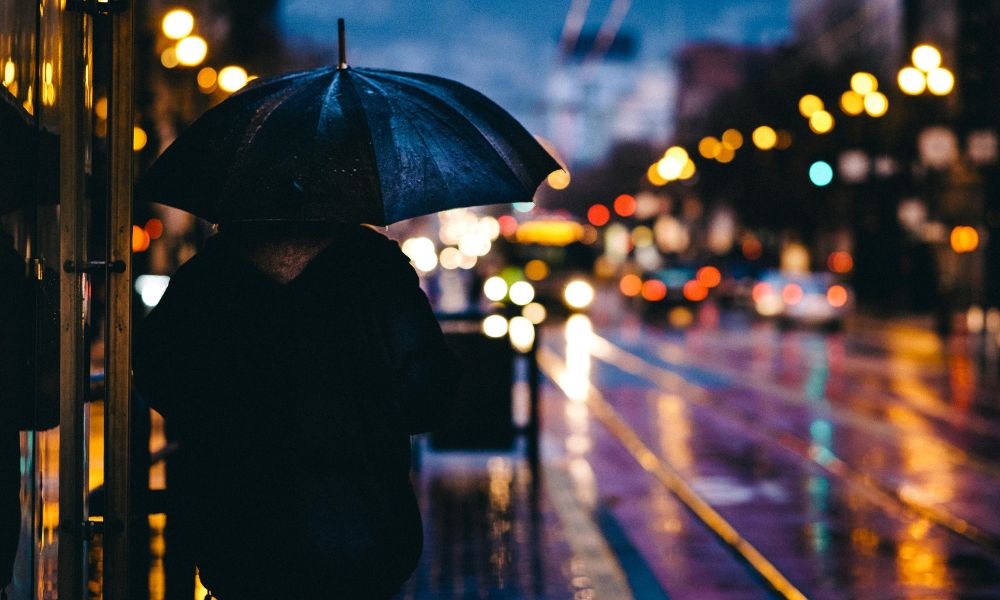 paraguas en la lluvia en la ciudad