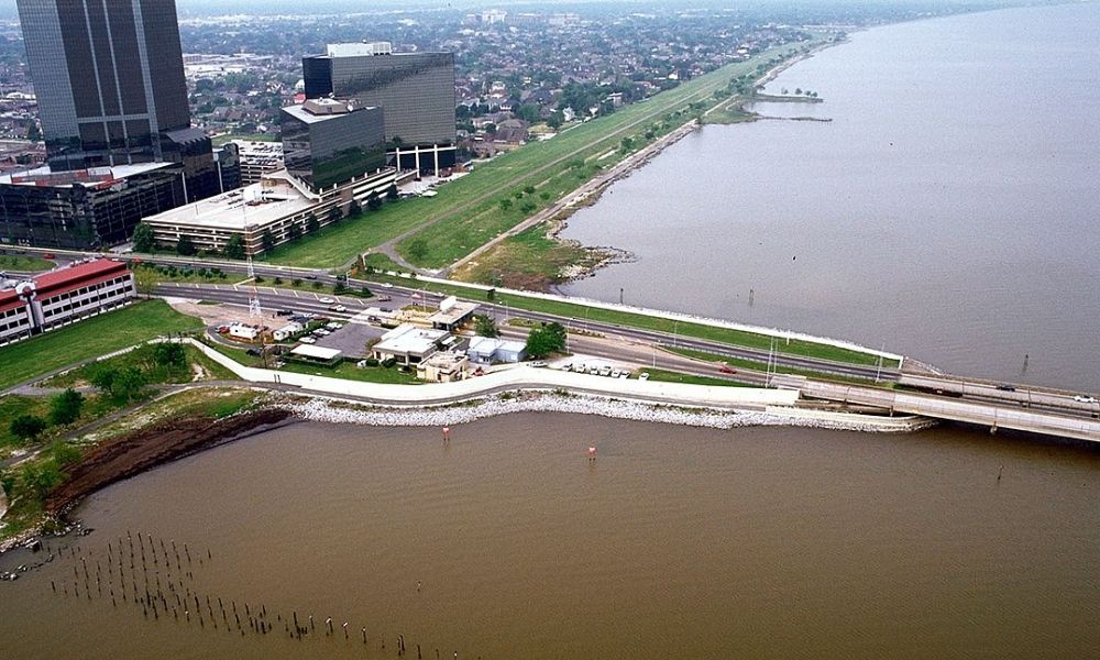 Parques cerca de uno de los extremos del Lake Pontchartrain Causeway.