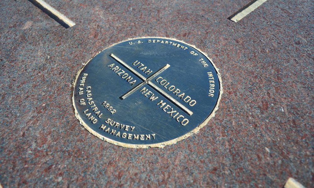 Placa de bronce de Four Corners.