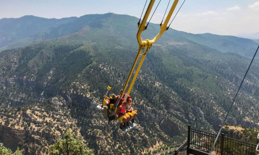 Turistas disfrutan de la hamaca "Giant Canyon Swing".