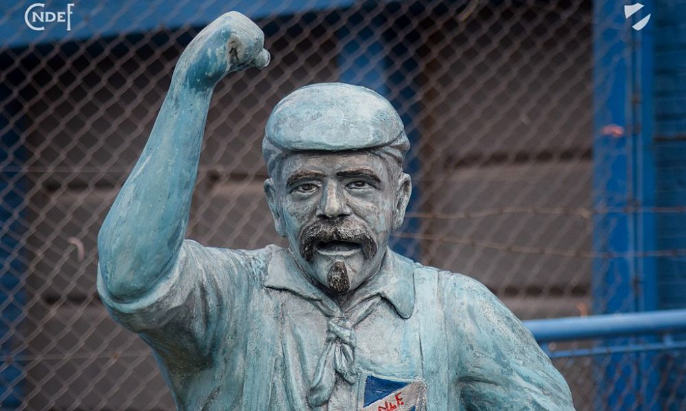 Estatua del primer "hincha pelotas".