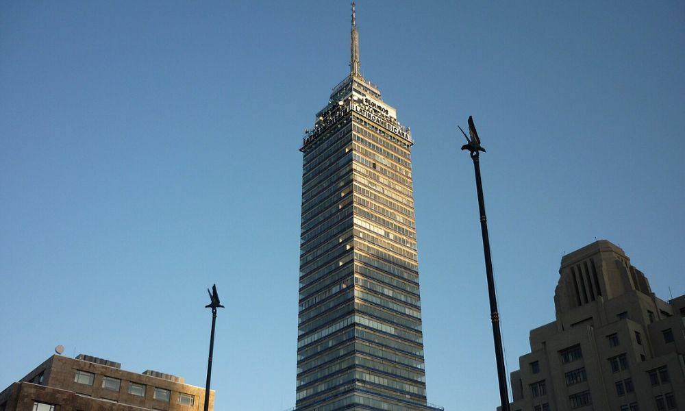 Detalles de la fachada del primer edificio antisísmico del mundo.