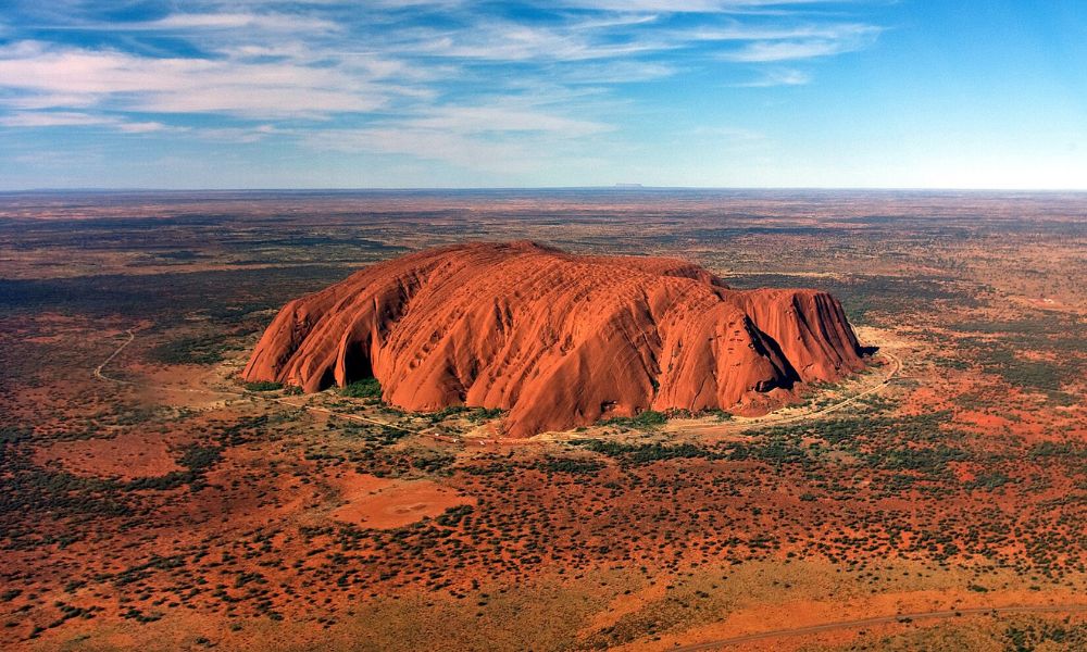 El Uluru, identificado como uno de los inselbergs más famosos del mundo.