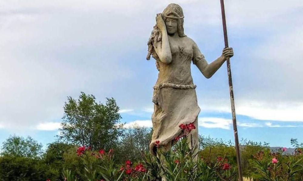 Estatua de Juana Koslay en San Luis.