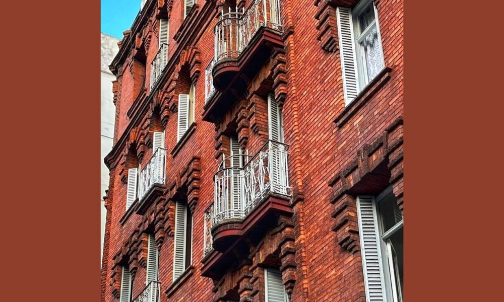 Fachada del edificio La Colorada de Buenos Aires.