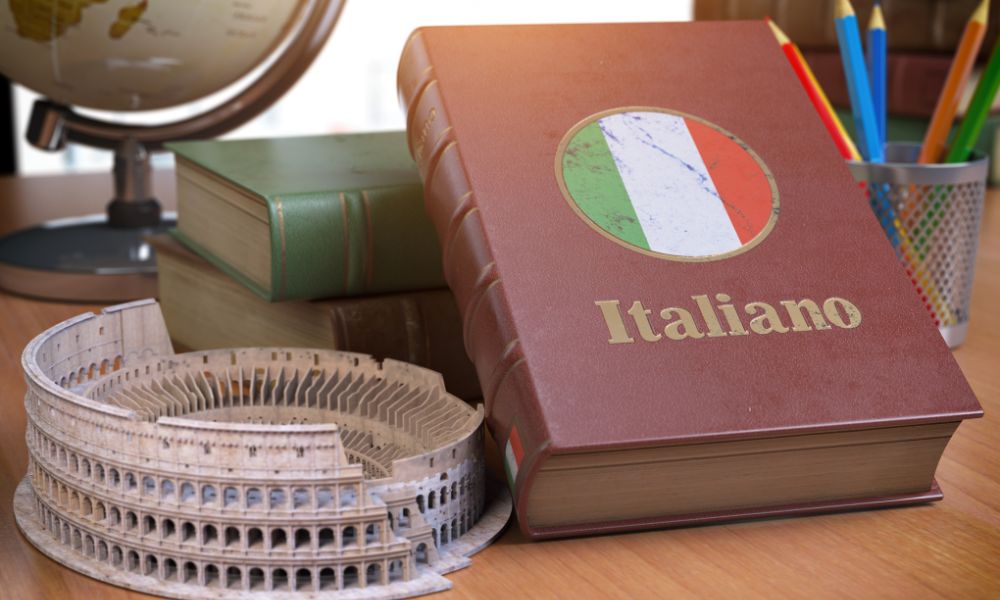 diccionario italiano en una mesa