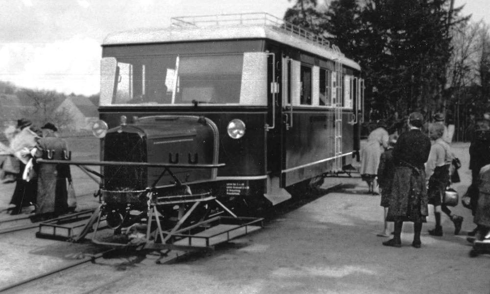 Foto antigua de un autobús ferroviario.