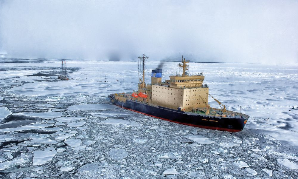 barco atravesando el océano ártico