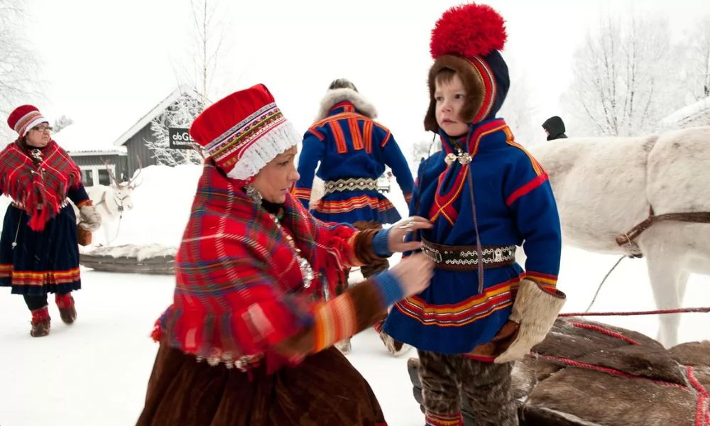 mujer y niño sami en la nieve