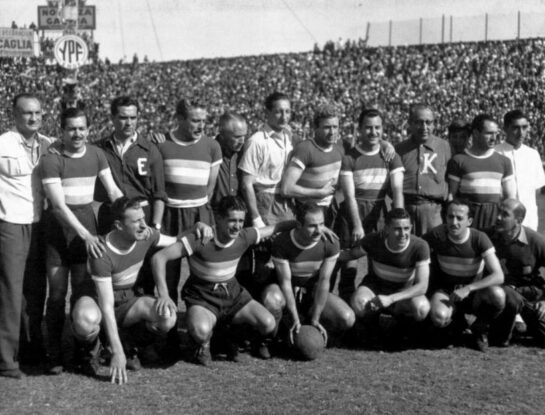 ¿Cuál fue el primer equipo de fútbol argentino de la era profesional en ser tricampeón?