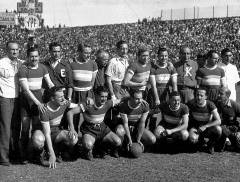 Racing Club primer equipo de fútbol argentino de la era profesional en ser tricampeón