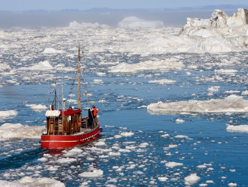 océano ártico y un barco