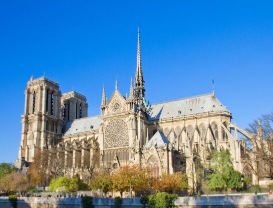 ¿Cuántas veces fue restaurada la Catedral de Notre Dame en París?
