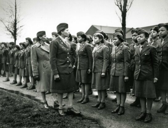 "Seis Triple Ocho": la historia del batallón de mujeres afroamericanas que salvó a Estados Unidos en la Segunda Guerra Mundial