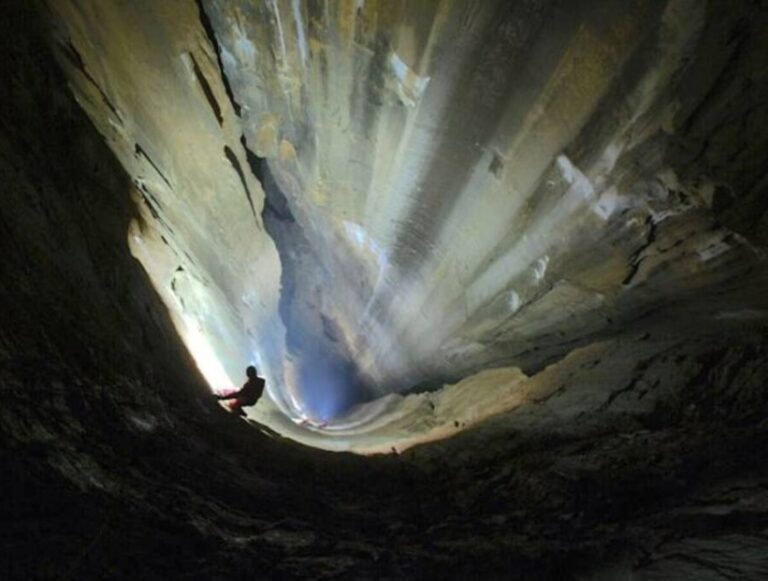 ¿Cuál es el pozo natural más profundo de España? - Billiken