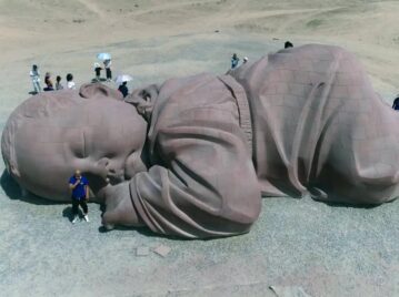 El hijo de la Tierra: la escultura gigante de un bebé en medio del desierto chino