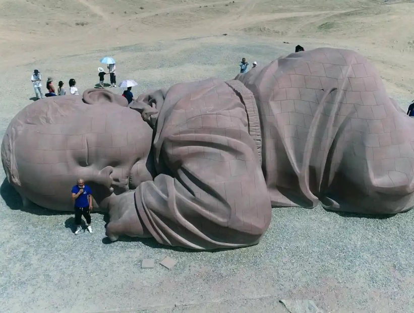 El hijo de la Tierra: la escultura gigante de un bebé en medio del desierto chino